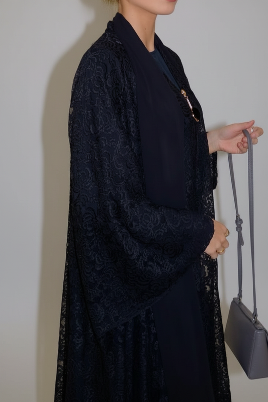Abaya med Spetsdetaljer - trekvartsvy, ren studiobakgrund