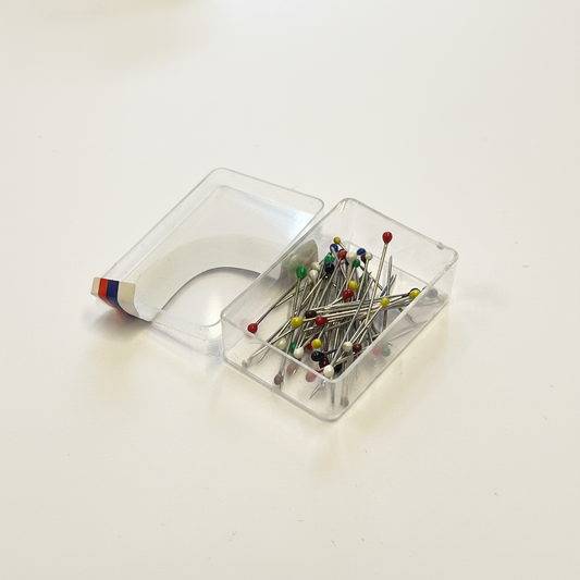 Hijab-nålar med florfärgade pärlhuvuden i genomskinlig plastbox
