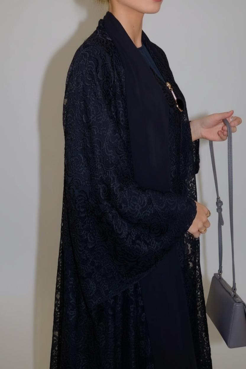 Abaya med Spetsdetaljer - trekvartsvy, ren studiobakgrund